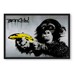 Poster im Rahmen - Affe schießt mit Banane